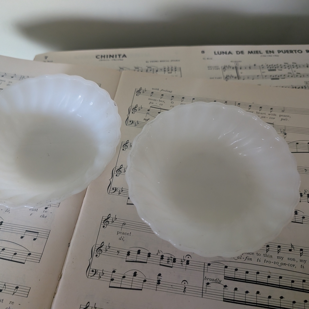 Set Of 2 Anchor Hocking Scalloped Glass Bowls